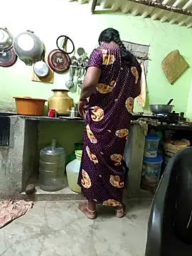 Show modela Tamilselviroja- na web-kameri