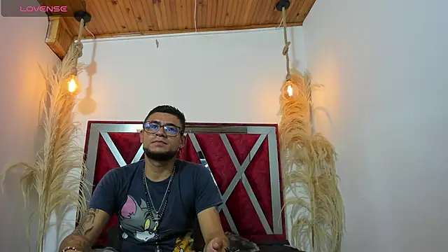 Show modela Nickk_21_ na web-kameri