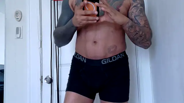 WyattBBC: διαδικτυακό σόου στην κάμερα