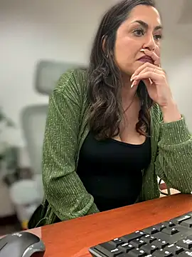 YourQueen18 Adlı Modelin Canlı XXX Sohbeti