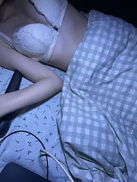 iu_uzZ's Live XXX Chat