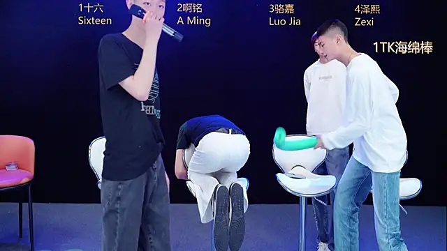 Show modela Eraser711 na web-kameri