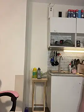 Sun__shiine: διαδικτυακό σόου στην κάμερα