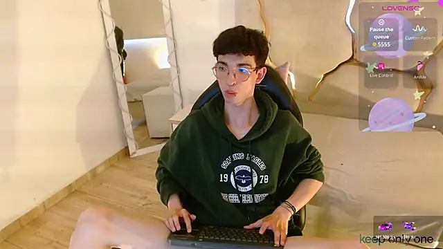 kaii_tay1: διαδικτυακό σόου στην κάμερα