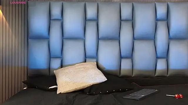 mohamed_malik: διαδικτυακό σόου στην κάμερα