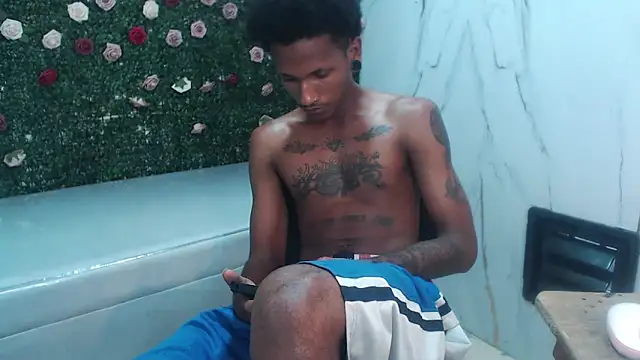 ManSant: διαδικτυακό σόου στην κάμερα