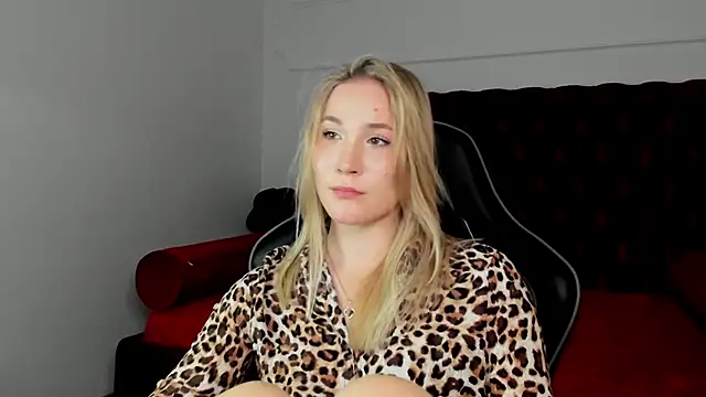 ElaraVoltage Pertunjukan Webcam