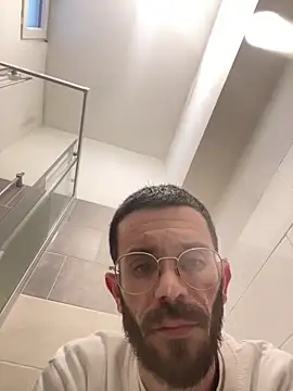 lolo7121: διαδικτυακό σόου στην κάμερα