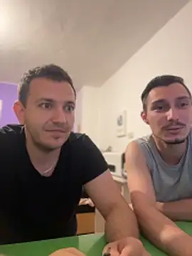 mihneaxxx: διαδικτυακό σόου στην κάμερα