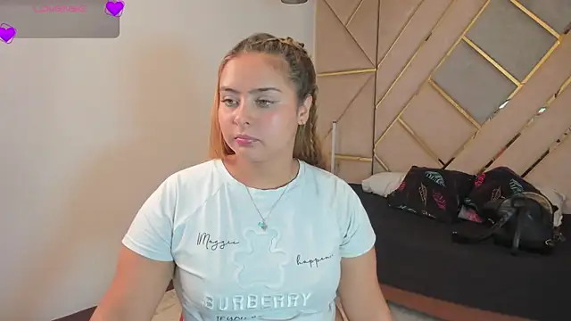 MikaelaStone Adlı Modelin Canlı XXX Sohbeti