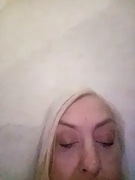 Julia20X: διαδικτυακό σόου στην κάμερα