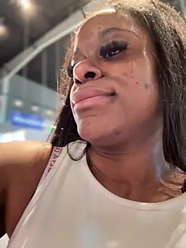 TikaMoonのライブXXXチャット