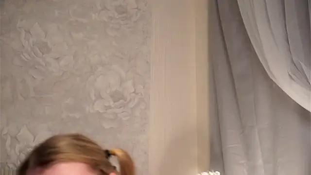 SunnivaCovil: διαδικτυακό σόου στην κάμερα