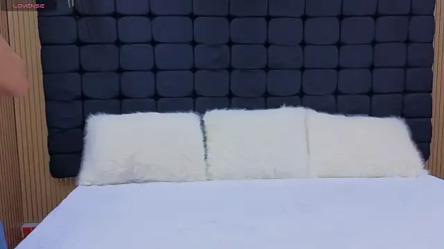 messy-saray webcam show