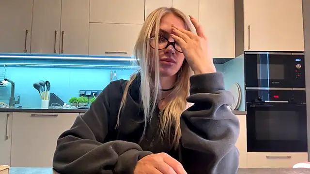 SoftnessMila 即時 XXX 聊天