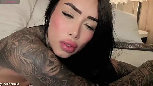 belllbonniie: διαδικτυακό σόου στην κάμερα