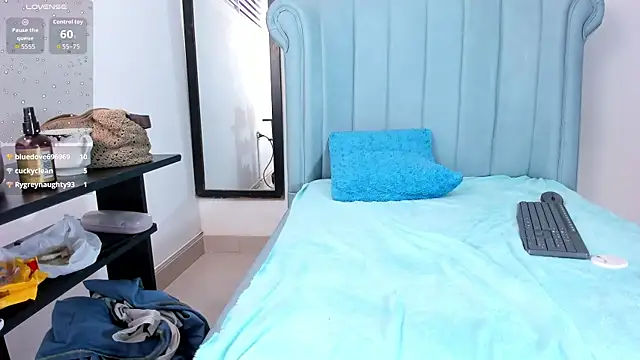 Cleopatra_Trans: διαδικτυακό σόου στην κάμερα