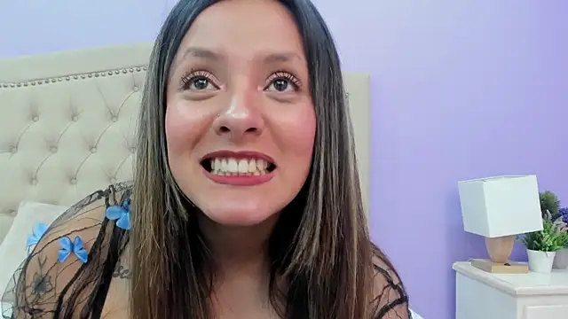 Pertunjukan Kamera Web CynthiaMore