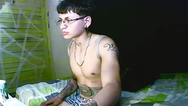 Ebebyjuan: διαδικτυακό σόου στην κάμερα