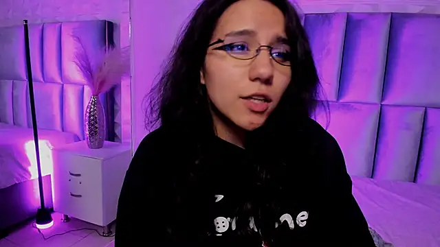 Chatroom XXX en direct de HollyPeach