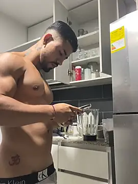 Show modela Ezzio_Scolaro na web-kameri