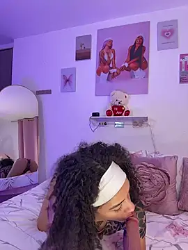 pretty_pettite Adlı Modelin Canlı XXX Sohbeti