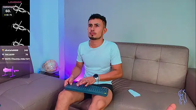 Valentiinoss: διαδικτυακό σόου στην κάμερα