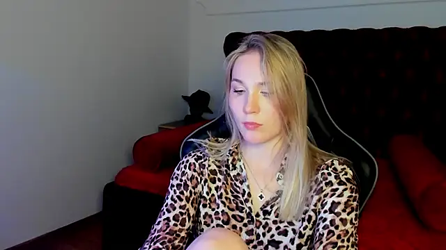 ElaraVoltage élő XXX-chatje