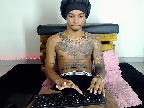 Pertunjukan Kamera Web Tatoo_Noah