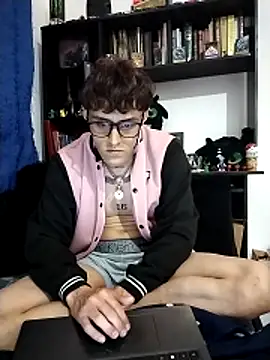 AoA-BoyStudent Show in webcam