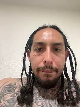 Longmoney444: διαδικτυακό σόου στην κάμερα