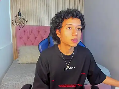 NobaCortez: διαδικτυακό σόου στην κάμερα