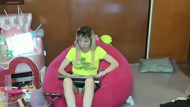 Skinygirl's Live XXX Chat