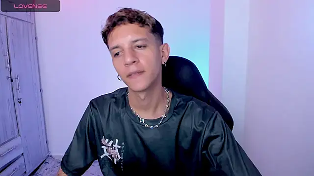 tylernova: онлайн-секс-чат