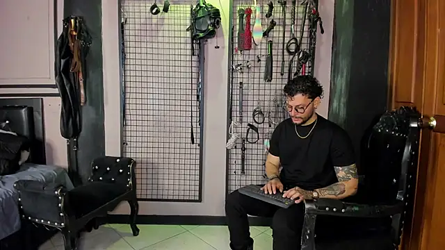 Twisted_Fantasy: διαδικτυακό σόου στην κάμερα