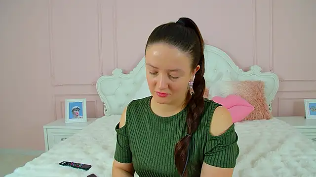 ElinaBellucci's Live XXX Chat