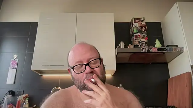 Show modela theitalianbear na web-kameri