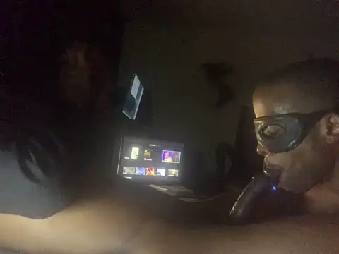 SkinnnyBlack: διαδικτυακό σόου στην κάμερα