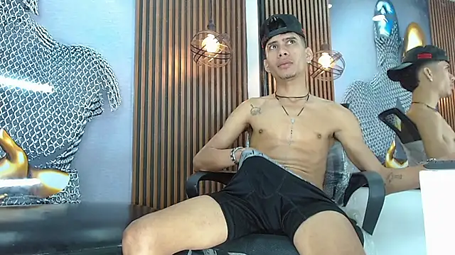 Skinny_cute_Alyer: διαδικτυακό σόου στην κάμερα