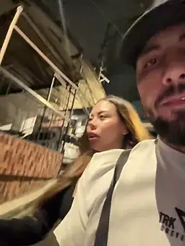 lindaandtony: διαδικτυακό σόου στην κάμερα