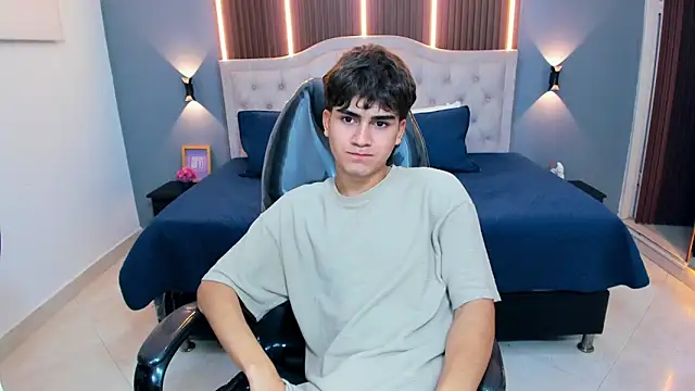 Tommy18__'s Live XXX Chat