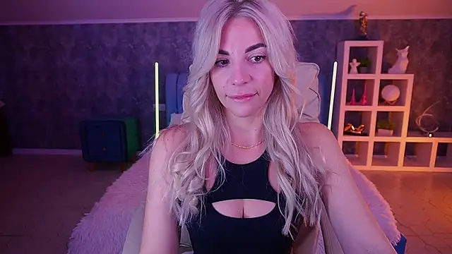 Show modela BellaRayyy na web-kameri