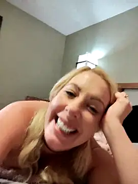 EllieEnchantress Show in webcam