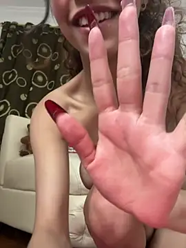 soffii-estrella:  διαδικτυακό σόου στην κάμερα