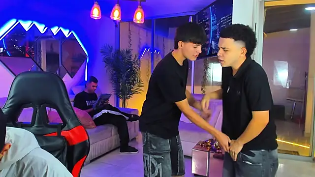 Houseofwarrios Show in webcam