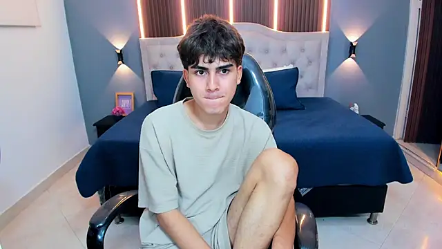 Tommy18__ Chat XXX in diretta