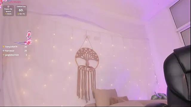 Ginni_charlotte Show in webcam