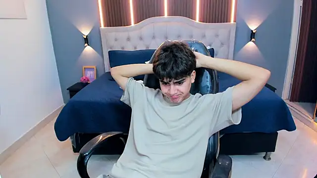 Tommy18__ live XXX chat