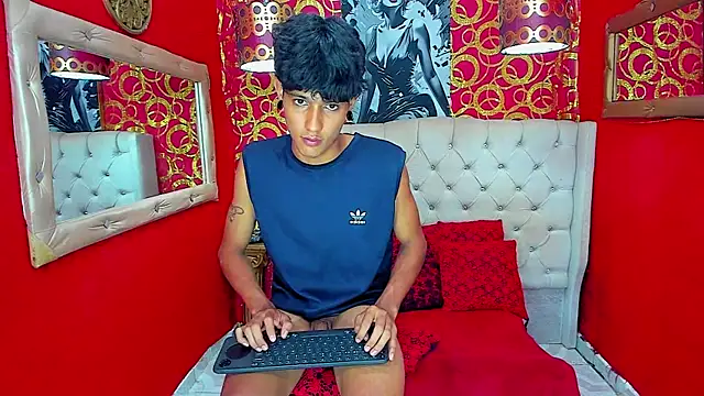 Pokazy przed kamerką – straightyoungpein