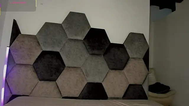 Latrellx7: διαδικτυακό σόου στην κάμερα